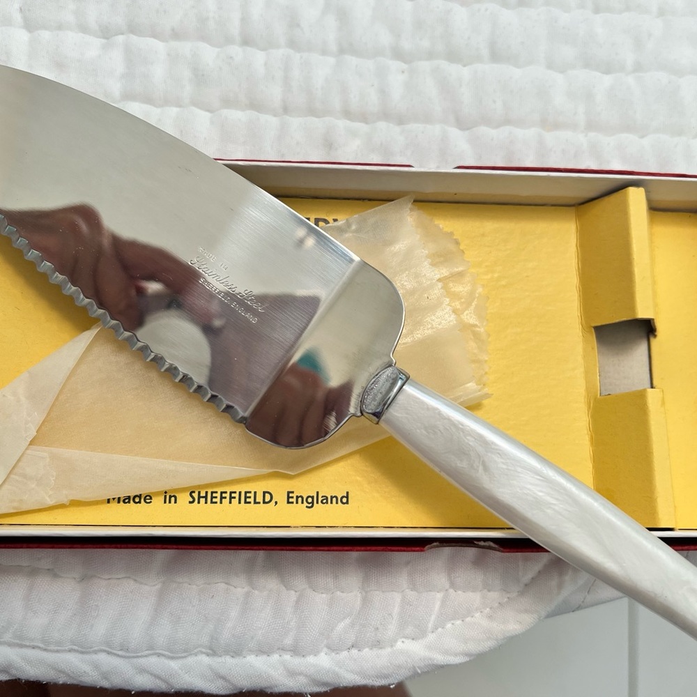 Brand New Vintage Sheffield Pie & Tart Server Mother of Pearl Handle In Orig Box - Picture 3 of 10